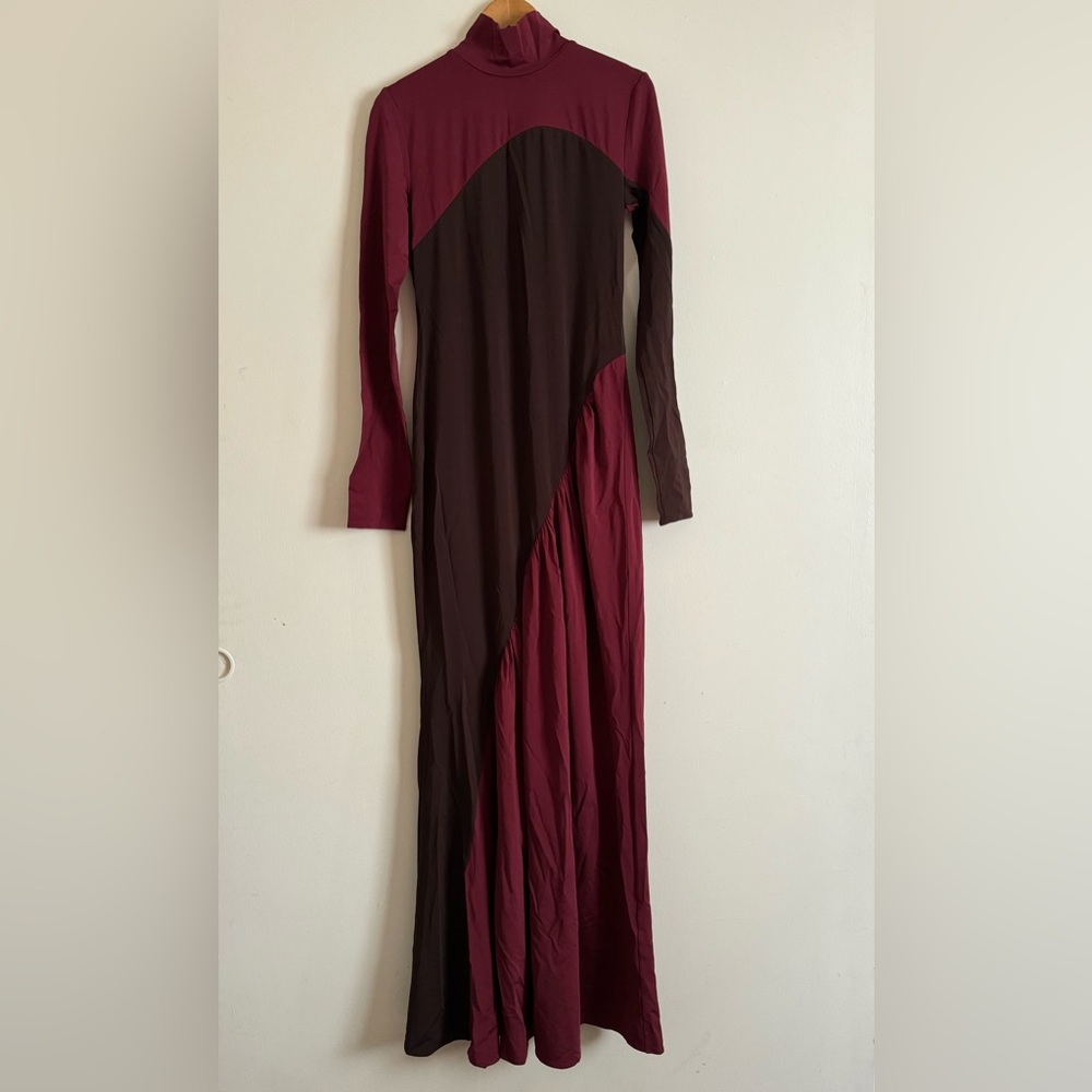 The Abstraction Colorblocked Long-Sleeve Jersey Gown in Coffee Bean and Currant - Picture 2 of 10